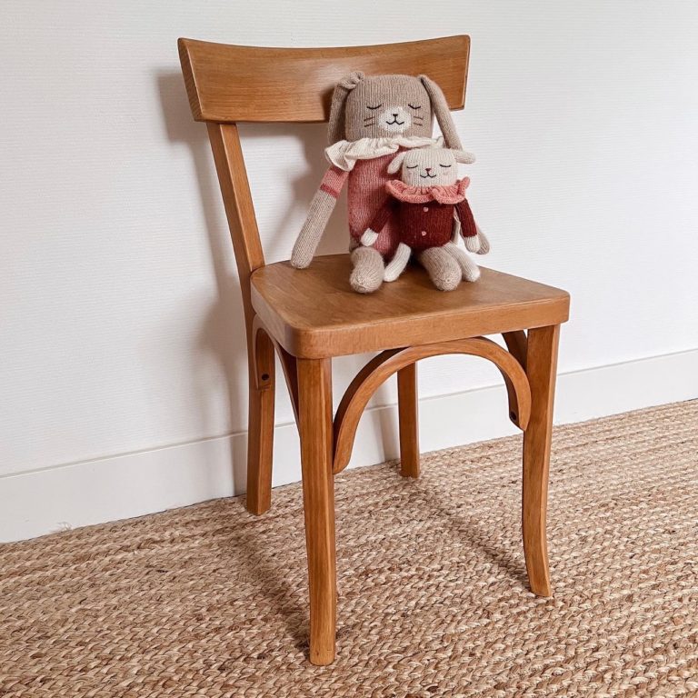 peluches lapins sur une chaise Baumann pour enfant en bois restaurée