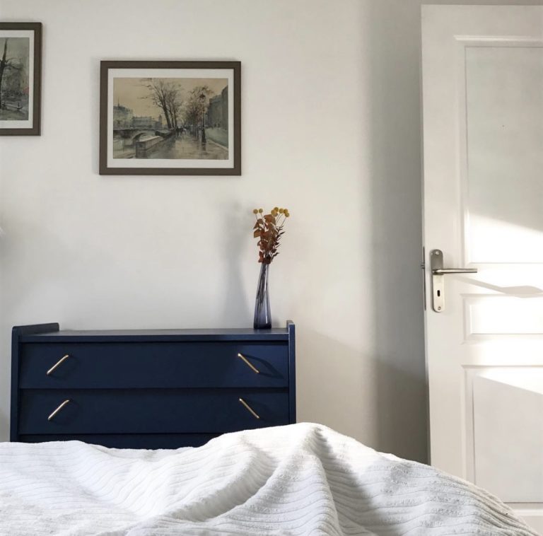 commode scandinave relookée en bleu marine décorant une chambre ensoleillée