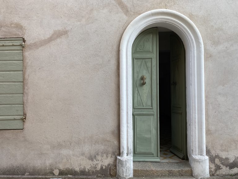 poésie d'une porte verte entrouverte dans une maison ancienne