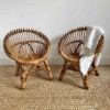 paire de fauteuils en rotin pour enfants