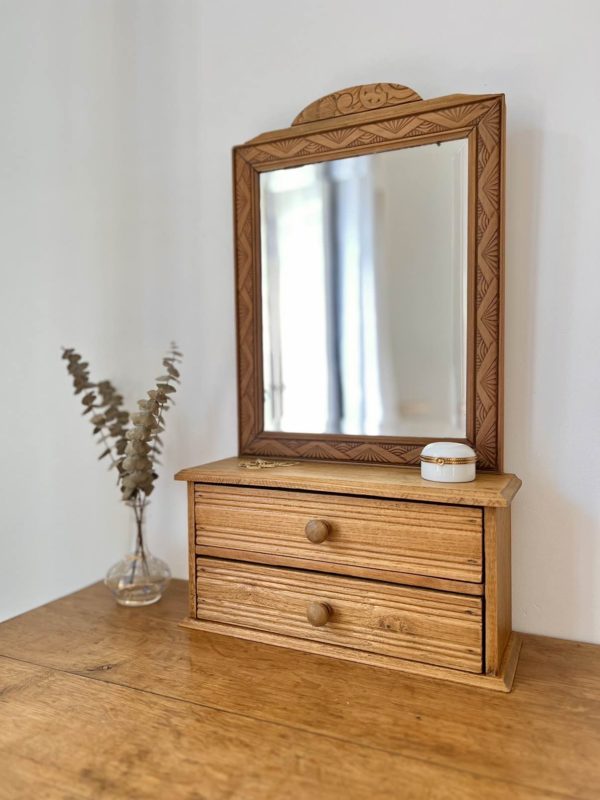 coiffeuse art-déco en bois posée sur un bureau