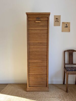 meuble à rideau en chêne ancien