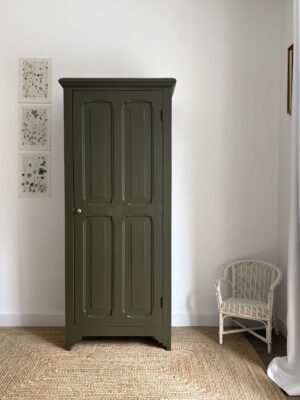 bonnetière armoire parisienne restaurée et peinte en vert kaki